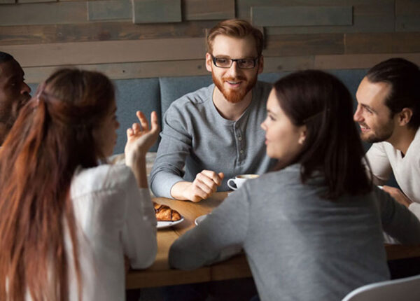 A imagem mostra profissionais de comunicação conversando durante uma press trip