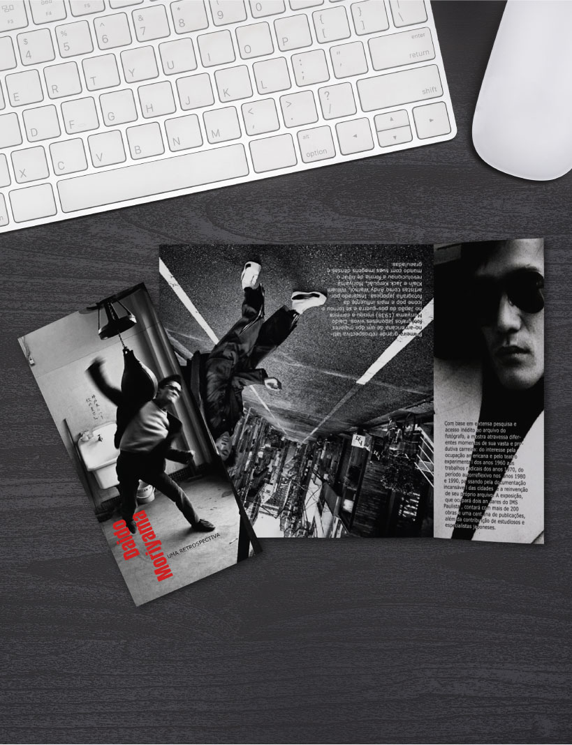 Imagem mostra a criação de um folder da exposição do fotógrafo japonês Daido Moriyama. A criação de design gráfico é um dos serviços da agência Coquetel Criativo.