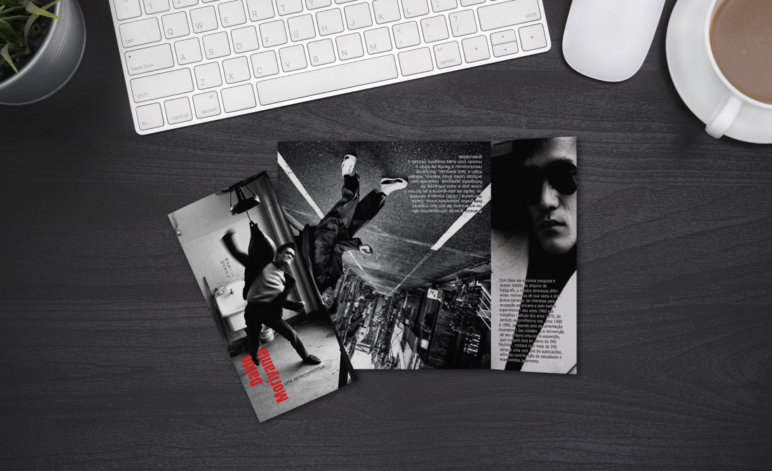 Imagem mostra a criação de um folder da exposição do fotógrafo japonês Daido Moriyama. A criação de design gráfico é um dos serviços da agência Coquetel Criativo.