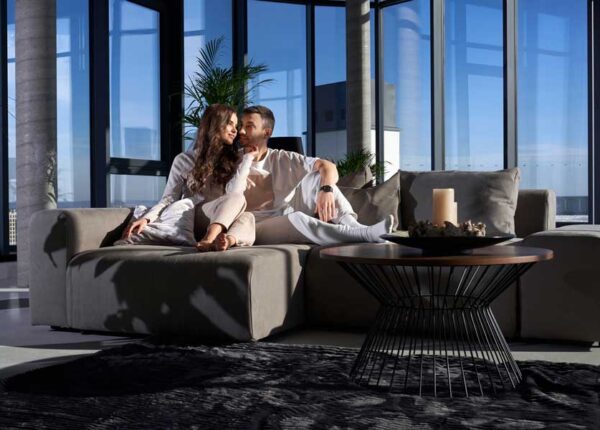 Imagem mostra um casal sentado em sala, cujo projeto foi divulgado pela assessoria de imprensa
